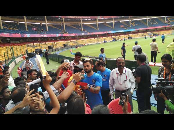 ಅಭ್ಯಾಸ ಮುಗಿಯುವವರೆಗೂ ಕಾದ ಅಭಿಮಾನಿಗಳು