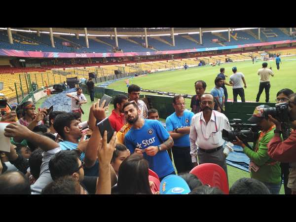 ತಾಳ್ಮೆಯಿಂದ ಎಲ್ಲರಿಗೂ ಆಟೋಗ್ರಾಫ್ ನೀಡಿದ ಕೊಹ್ಲಿ