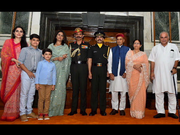 ಠಾಕೂರ್ ಅವರ ಕುಟುಂಬದ ಜತೆ ಸುಹಾಗ್ 