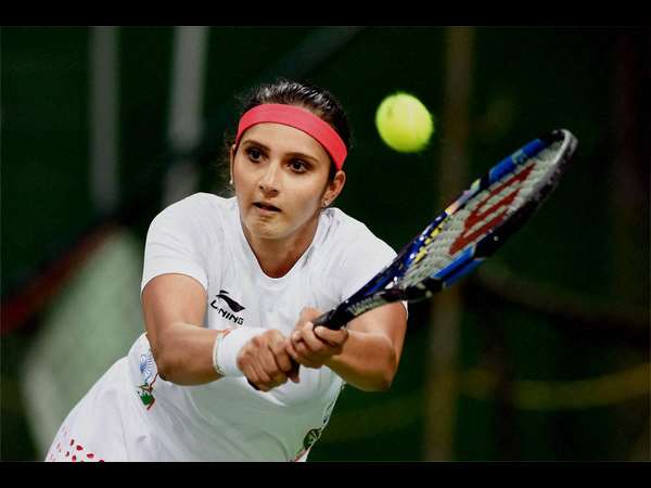 ರಿಟರ್ನ್ ಮಾಡುತ್ತಿರುವ ಸಾನಿಯಾ