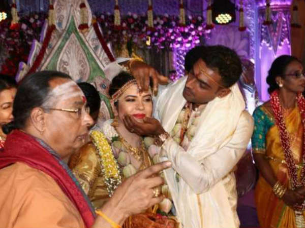 ಸಂಪ್ರದಾಯಬದ್ಧವಾಗಿ ನಡೆದ ಮದುವೆ