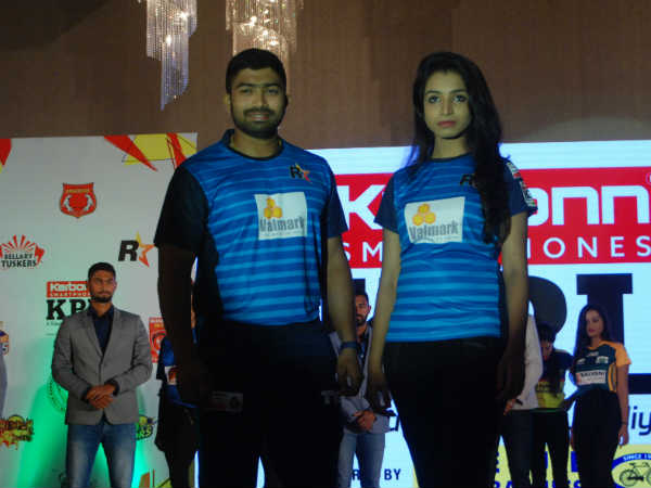 ತಂಡದ ನಾಯರಿಂದ ರ್ಯಾಂಪ್ ವಾಕ್