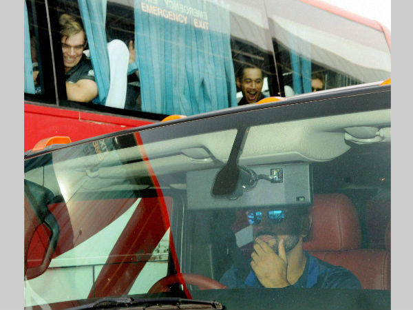 New Zealand players stunned as MS Dhoni drives his Hummer in Ranchi ahead of 4th ODI New Zealand players stunned as MS Dhoni drives his Hummer in Ranchi ahead of 4th ODI