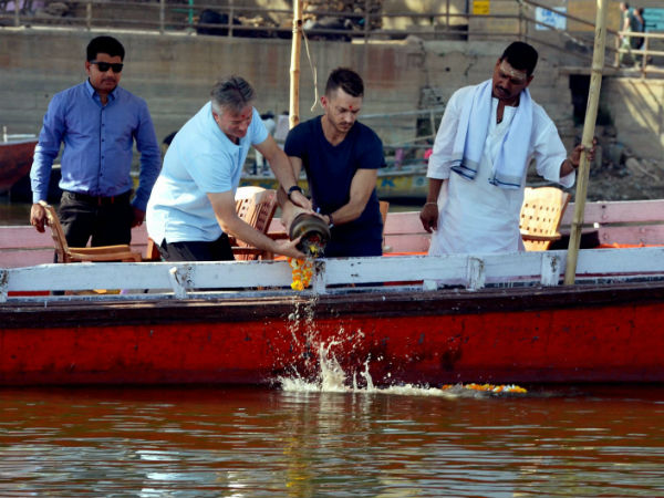 Steve Waugh visits Varanasi scatter ashes of Sydney-based shoe-shiner