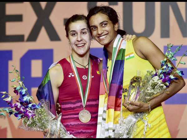 ಪೋಡಿಯಂನಲ್ಲಿ ಸ್ಮೈಲಿಂಗ್ 