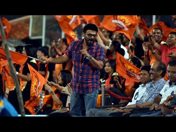 ಪ್ರೇಕ್ಷಕರ ಜತೆಯಲ್ಲಿ ಹಿರಿಯ ನಟ 