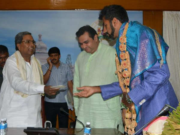 ಚೆಕ್ ನೀಡಿದ ಸಿದ್ದರಾಮಯ್ಯ