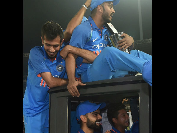 ವಾಹನ ಟಾಪ್ ಮೇಲೇರಿದ ಆಟಗಾರರು