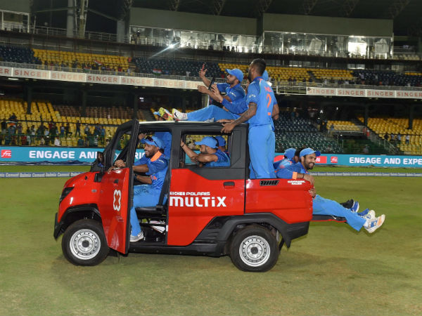 ವಾಹನ ಚಲಾಯಿಸಿದ ಧೋನಿ