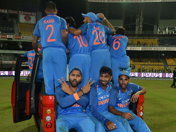 ಒಂದೇ ವಾಹನದಲ್ಲಿ ಭಾರತ ತಂಡ