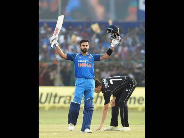 ಸಿಕ್ಸರ್ ಸಿಡಿಸಿರುವ ಕೊಹ್ಲಿ