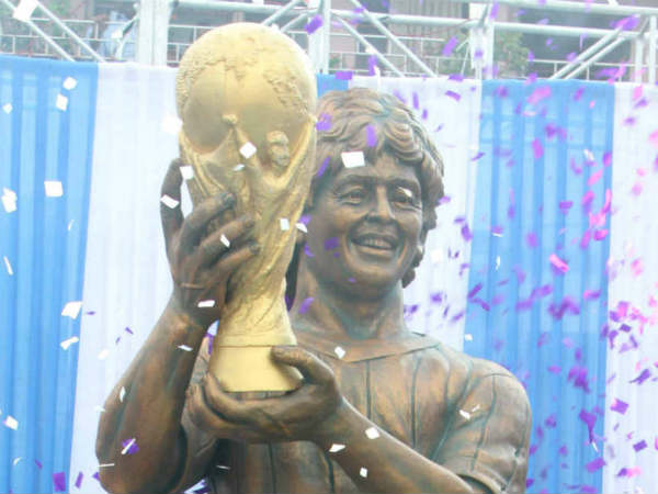 1986ರ ವಿಶ್ವಕಪ್ ಎತ್ತಿ ಹಿಡಿದಿರುವ ಪ್ರತಿಮೆ