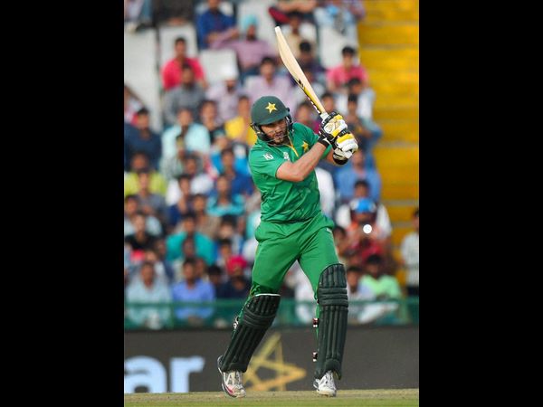 ಕೊನೆಯ ಓವರ್‌ನಲ್ಲಿ ಸಿಕ್ಸರ್‌ ಭಾರಿಸಿದ ಅಫ್ರಿಧಿ