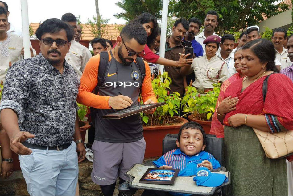 Virat Kohli, MS Dhoni meet a special fan in Thiruvanathapuram Virat Kohli, MS Dhoni meet a special fan in Thiruvanathapuram