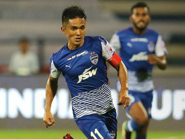 ಛೆಟ್ರಿ ಎದುರಾಳಿಯ ಡಿಫೆನ್ಸ್ ಮುರಿಯುತ್ತಾರೆ