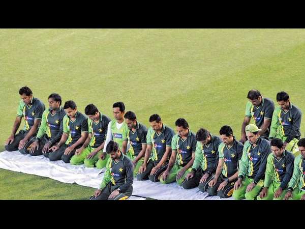 ಪಾಕ್ ತಂಡ ಮೈದಾನದಲ್ಲಿ ನಮಾಜ್ ಮಾಡುತ್ತವೆ