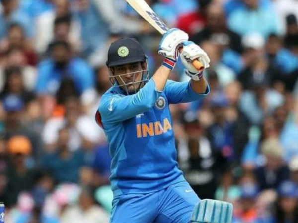 ಧೋನಿ ಶ್ಲಾಘಿಸಲ್ಪಡುತ್ತಿದ್ದರು