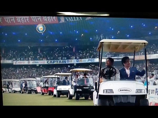 ಗೌರವ ವಂದನೆ ಸ್ವೀಕರಿಸಿದ ದಿಗ್ಗಜ ಆಟಗಾರರು: