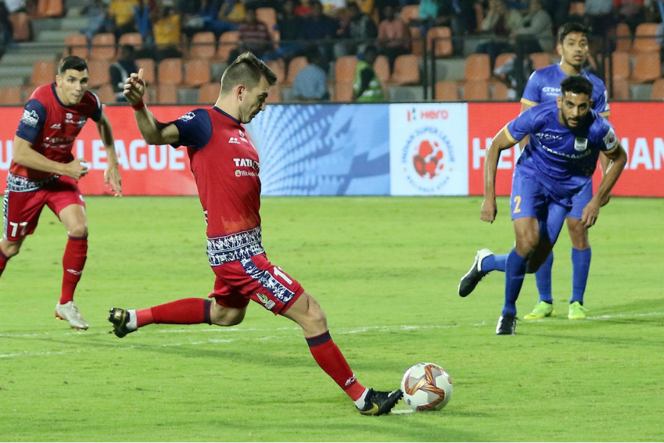 ISL: Mumbai pick up vital injury-time win
