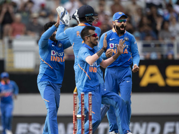 ಲಾರಾ ಹೇಳಿದ ಮೊದಲ ತಂಡ