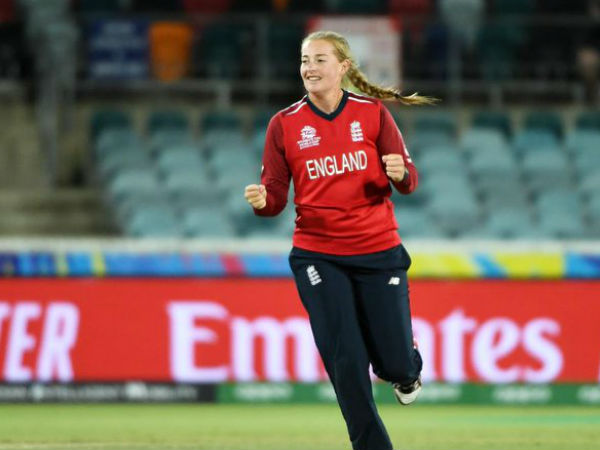 ಬೌಲಿಂಗ್ನಲ್ಲಿ ಸೋಫಿ ಮುಂದು ಬೌಲಿಂಗ್ನಲ್ಲಿ ಸೋಫಿ ಮುಂದು