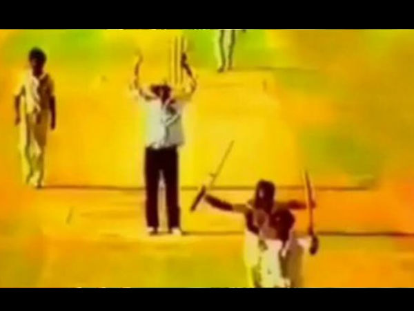 ಕ್ರೀಸಿಗಂಟಿನಿಂತ ಜಾವೆದ್