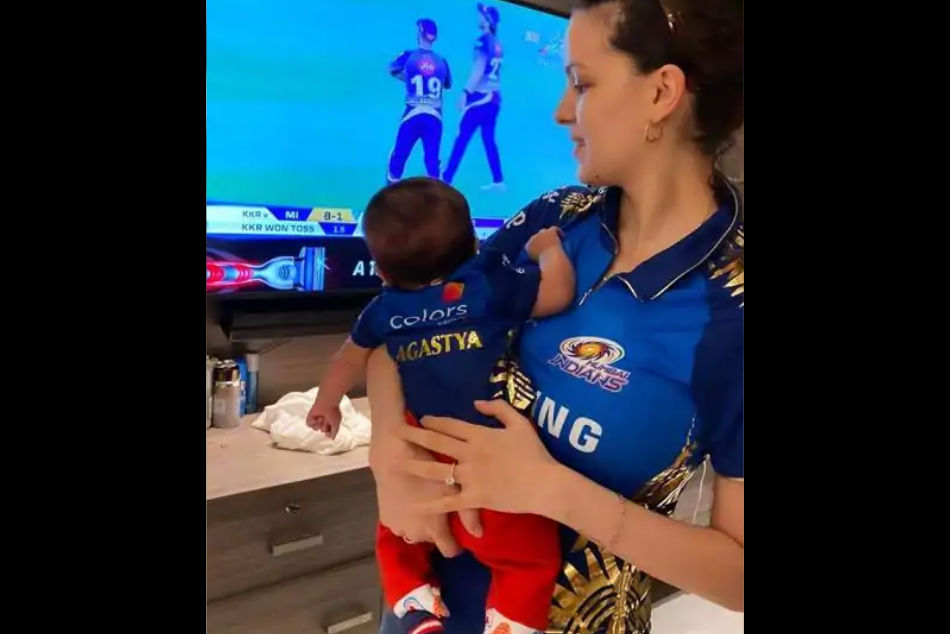 IPL 2020: Hardik Pandya Shares Photo of Wife Natasa Stankovic And Son Agastya Cheering For Him