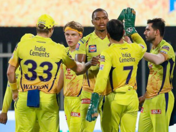 ಅಂಪೈರ್ ಜೊತೆಗೆ ಧೋನಿ ವಾಗ್ವಾದ ಅಂಪೈರ್ ಜೊತೆಗೆ ಧೋನಿ ವಾಗ್ವಾದ