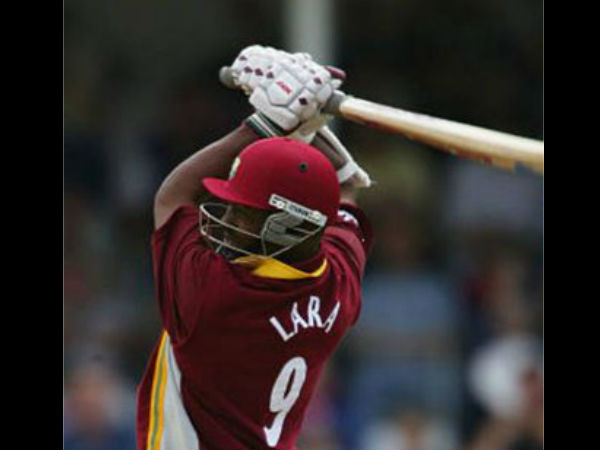 ಮೈದಾನದ ಸುತ್ತಲೂ ಚೆಂಡು ಅಟ್ಟುತ್ತಿದ್ದರು