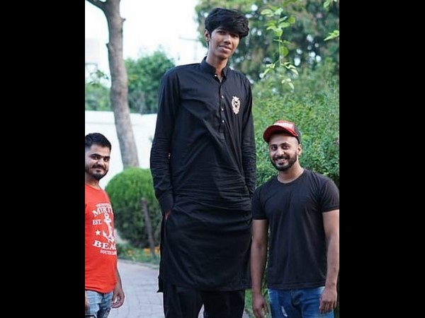 ಎತ್ತರದ ವಿದ್ಯಾರ್ಥಿ