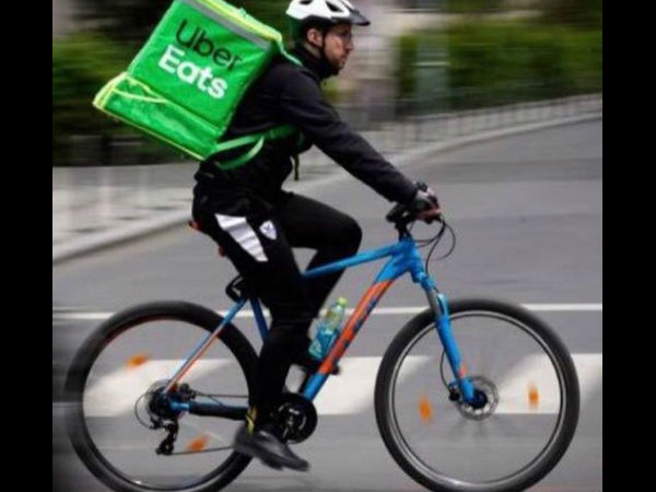 ಡೆಲಿವರಿ ಬಾಯ್ ಆದ ಕ್ರಿಕೆಟಿಗ