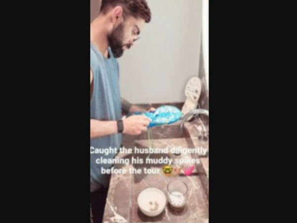 ಕೊಳೆಯಾದ ಶೂ ತೊಳೆಯುತ್ತಿರುವ ಕೊಹ್ಲಿ