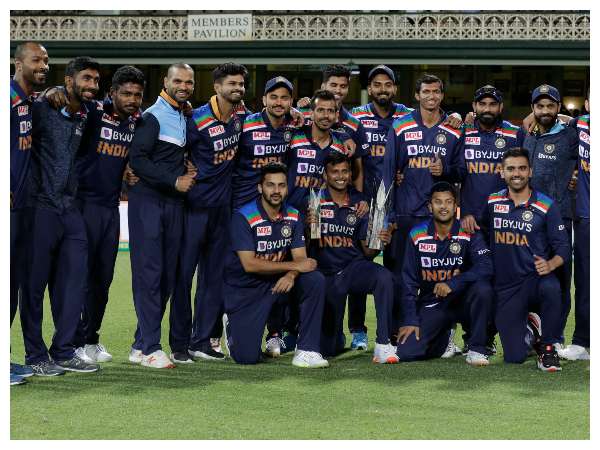 ನಟರಾಜನ್‌ಗೆ ಟ್ರೋಫಿ ಹಸ್ತಾಂತರಿಸಿದ್ದ ಕೊಹ್ಲಿ