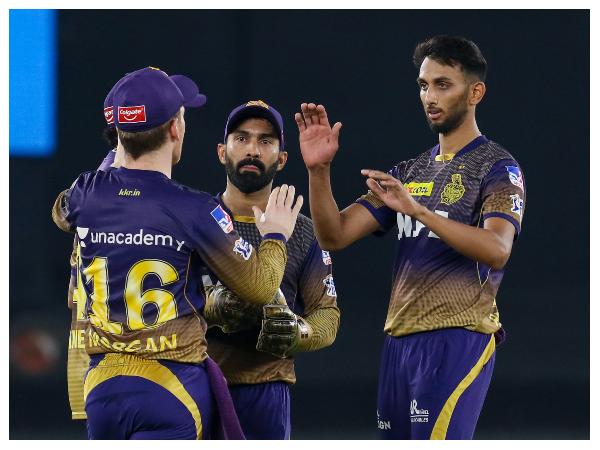 ನಾಲ್ವರು ಮೀಸಲು ಆಟಗಾರರು