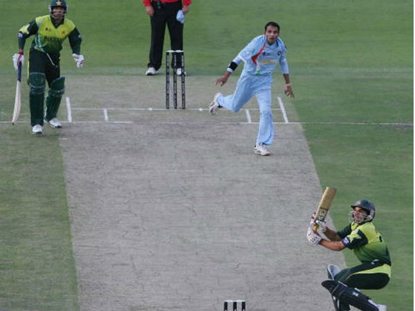 ಜೋಗಿಂದರ್ ಶರ್ಮಾಗೆ ಚೆಂಡು ನೀಡಿದ್ದ ಧೋನಿ ಜೋಗಿಂದರ್ ಶರ್ಮಾಗೆ ಚೆಂಡು ನೀಡಿದ್ದ ಧೋನಿ