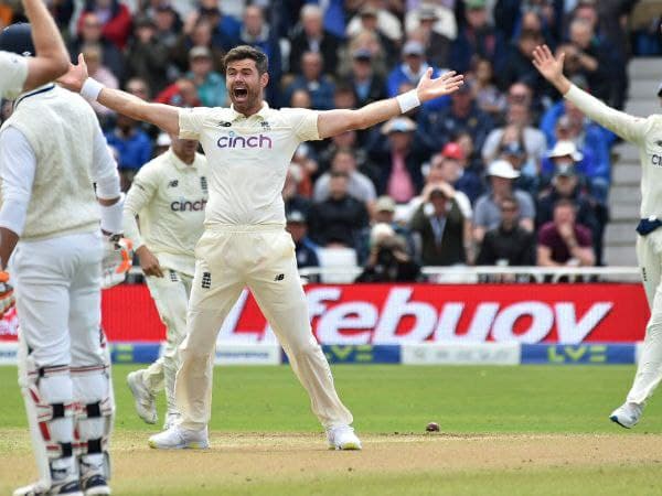 ಬೌಲಿಂಗ್ ವೇಳೆ ಪಿಚ್ ಮೇಲೆ ಓಡಾಡಿದ ಜೇಮ್ಸ್ ಆ್ಯಂಡರ್ಸನ್!