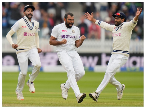 ಬೌಲಿಂಗ್ನಲ್ಲಿಯೂ ಭಾರತೀಯರ ಅಬ್ಬರ ಬೌಲಿಂಗ್ನಲ್ಲಿಯೂ ಭಾರತೀಯರ ಅಬ್ಬರ