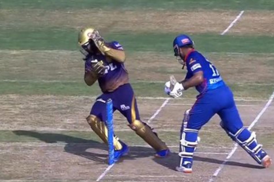 IPL 2021: KKR vs DC: Rishabh Pant almost knocked out Dinesh Karthik IPL 2021: KKR vs DC: Rishabh Pant almost knocked out Dinesh Karthik