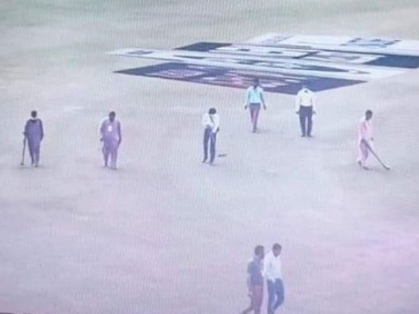 ಭದ್ರತಾ ಸಿಬ್ಬಂದಿಗಳಿಂದ ಮೈದಾನದಲ್ಲಿ ಪರಿಶೀಲನೆ ಭದ್ರತಾ ಸಿಬ್ಬಂದಿಗಳಿಂದ ಮೈದಾನದಲ್ಲಿ ಪರಿಶೀಲನೆ