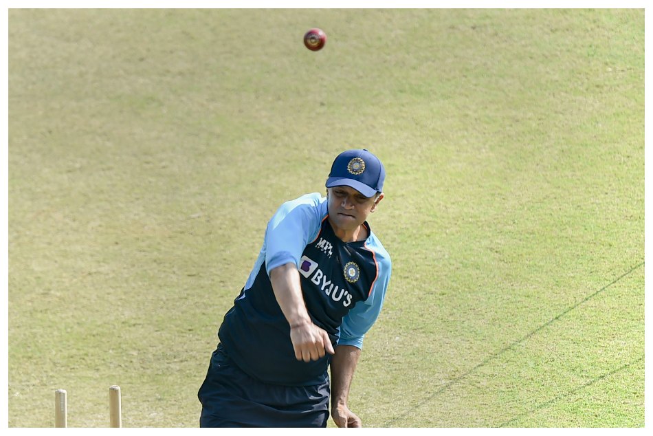 Ind vs NZ: Head coach Rahul Dravid bowls off-spin in nets Before the first Test Ind vs NZ: Head coach Rahul Dravid bowls off-spin in nets Before the first Test