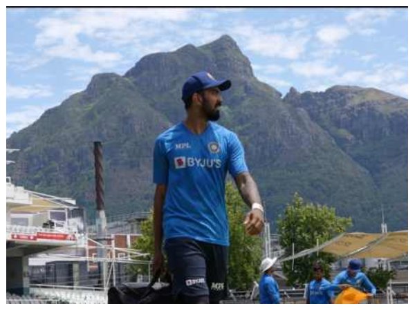 ನ್ಯೂಲ್ಯಾಂಡ್ಸ್ ಕ್ರೀಡಾಂಗಣದಲ್ಲಿ ಹೆಡ್ ಟು ಹೆಡ್ ನ್ಯೂಲ್ಯಾಂಡ್ಸ್ ಕ್ರೀಡಾಂಗಣದಲ್ಲಿ ಹೆಡ್ ಟು ಹೆಡ್