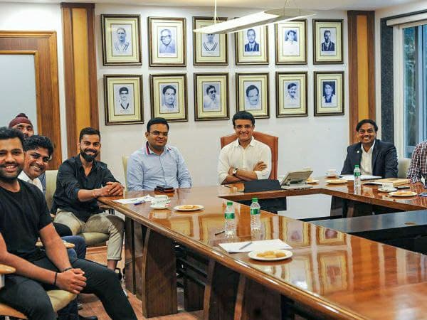 ಕೊಹ್ಲಿ ಟಿ ಟ್ವೆಂಟಿ ನಾಯಕತ್ವವನ್ನು ತ್ಯಜಿಸಲು ಮುಂದಾದಾಗ ಎಲ್ಲರೂ ವಿರೋಧ ವ್ಯಕ್ತಪಡಿಸಿದ್ದೆವು ಎಂದ ಚೇತನ್ ಶರ್ಮಾ ಕೊಹ್ಲಿ ಟಿ ಟ್ವೆಂಟಿ ನಾಯಕತ್ವವನ್ನು ತ್ಯಜಿಸಲು ಮುಂದಾದಾಗ ಎಲ್ಲರೂ ವಿರೋಧ ವ್ಯಕ್ತಪಡಿಸಿದ್ದೆವು ಎಂದ ಚೇತನ್ ಶರ್ಮಾ