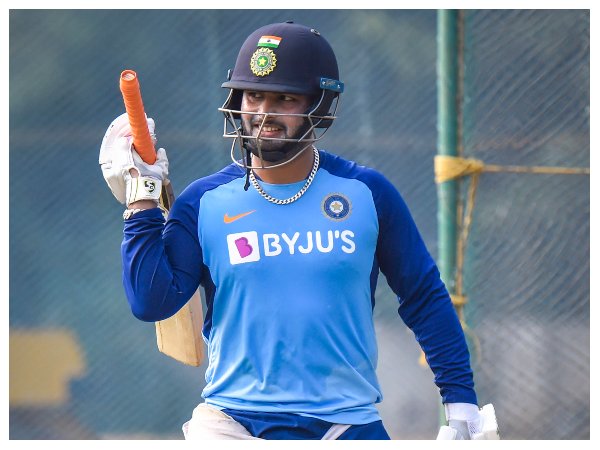 ವಿಕೆಟ್ ಕೀಪರ್ ಹಾಗೂ ಆಲ್ರೌಂಡರ್ ವಿಕೆಟ್ ಕೀಪರ್ ಹಾಗೂ ಆಲ್ರೌಂಡರ್