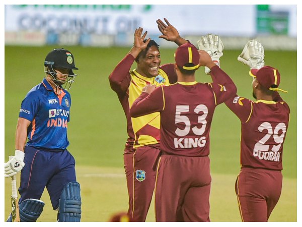 ಇತ್ತಂಡಗಳ ಆಡುವ ಬಳಗ