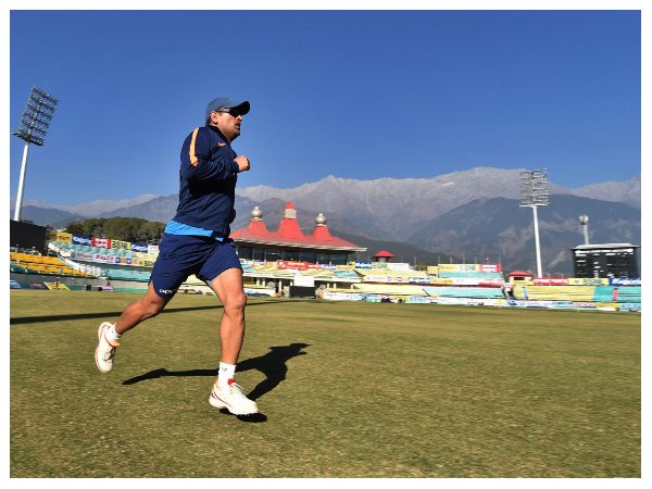 ಪದಾರ್ಪಣಾ ಪಂದ್ಯದಿಂದಲೂ ಧೋನಿ ಜರ್ಸಿ ನಂಬರ್ 7