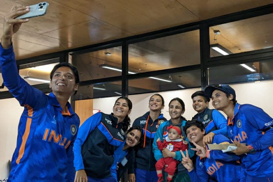 Womens WC 2022: India womens team shares heartwarming moment with Bismah Maroofs baby Womens WC 2022: India womens team shares heartwarming moment with Bismah Maroofs baby