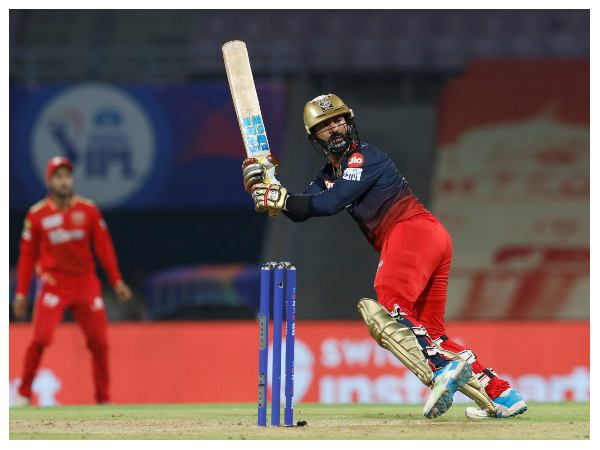 ಪಂದ್ಯ ಪುರುಷೋತ್ತಮ ಪ್ರಶಸ್ತಿ ಪಡೆದ ದಿನೇಶ್ ಕಾರ್ತಿಕ್