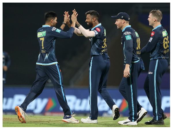 ಒಬ್ಬರ ಹಿಂದೆ ಮತ್ತೊಬ್ಬರ ಪೆವಿಲಿಯನ್ ಪರೇಡ್