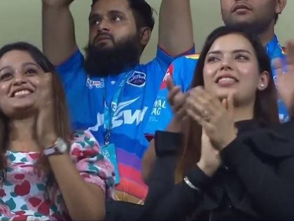 ಪಂತ್ ಸಹೋದರಿಯ ಜೊತೆಯೇ ಪಂದ್ಯ ವೀಕ್ಷಿಸಿದ ಇಶಾ 