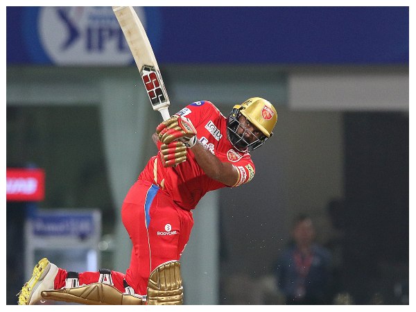 ಭಾನುಕಾ ರಾಜಪಕ್ಷ, 50 ಲಕ್ಷ ರೂಪಾಯಿ